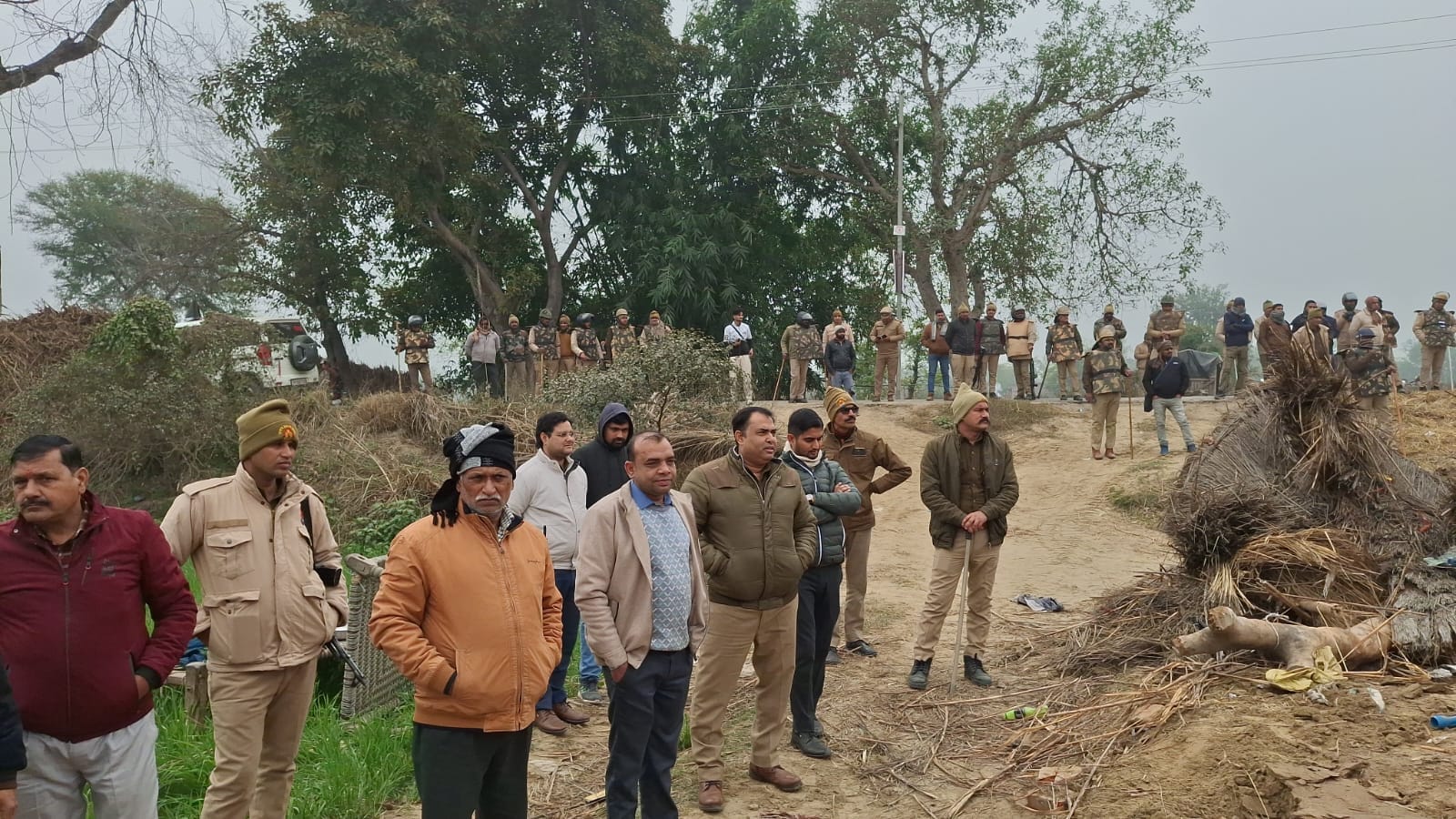 फोटो 23: निर्माण ढहाती जेसीबी मशीन। संवाद फोटो 23: निर्माण ढहाती जेसीबी मशीन। संवाद