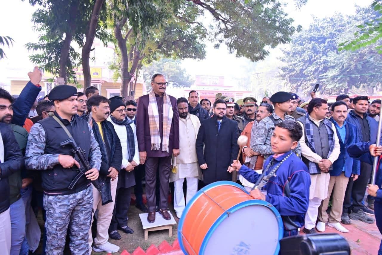 फोटो-28- बदरका स्थित चंद्रशेखर आजाद स्मारक स्थल में शहीद की प्रतिमा को नमन करते सांसद साक्षी मह फोटो-28- बदरका स्थित चंद्रशेखर आजाद स्मारक स्थल में शहीद की प्रतिमा को नमन करते सांसद साक्षी मह