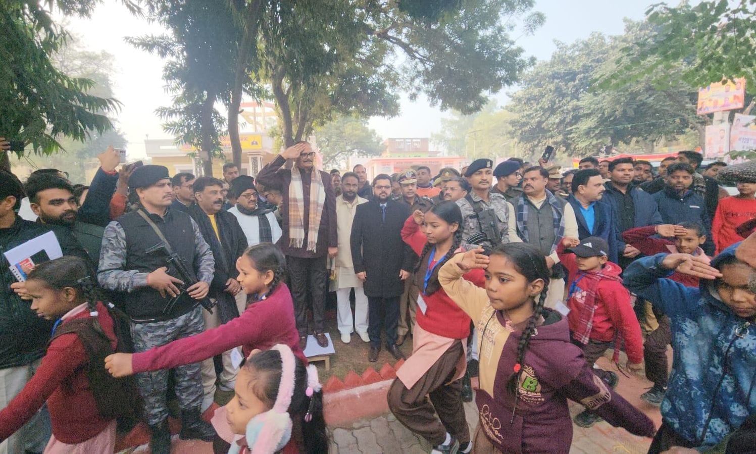फोटो-28- बदरका स्थित चंद्रशेखर आजाद स्मारक स्थल में शहीद की प्रतिमा को नमन करते सांसद साक्षी मह फोटो-28- बदरका स्थित चंद्रशेखर आजाद स्मारक स्थल में शहीद की प्रतिमा को नमन करते सांसद साक्षी मह