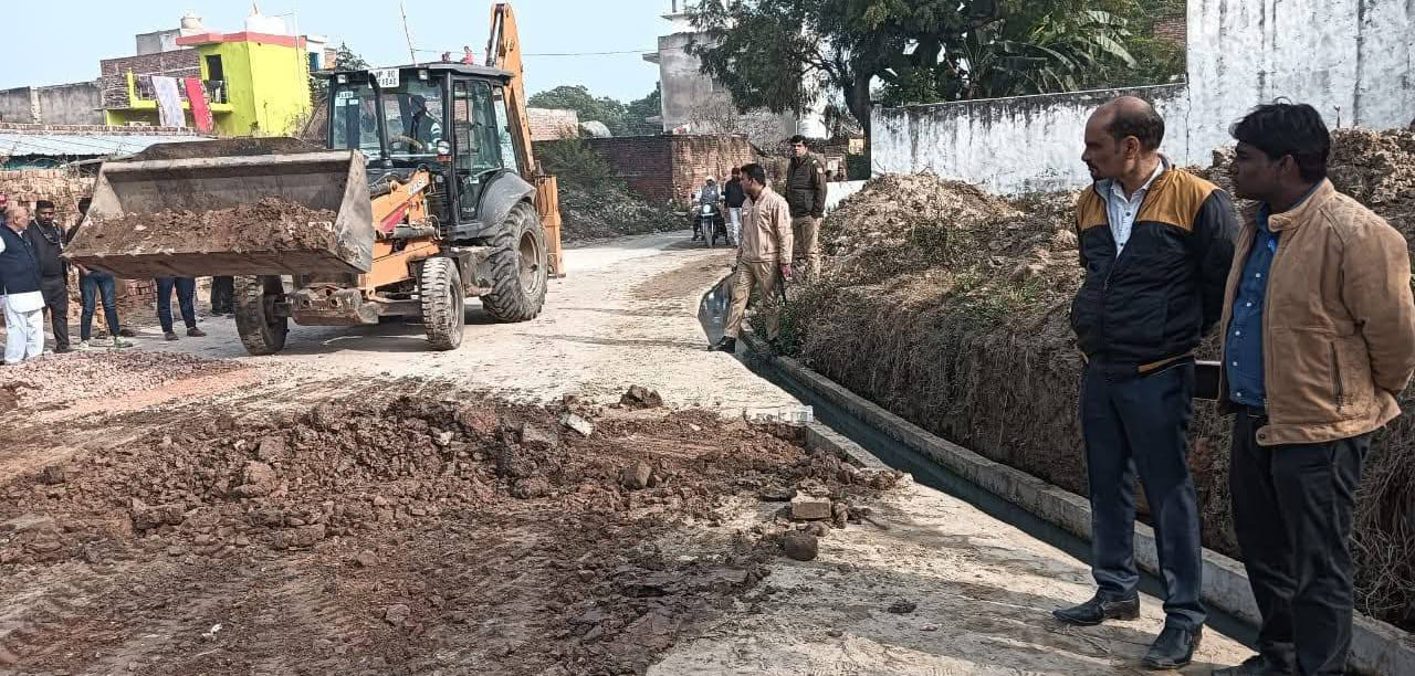 गुंगावली में पुलिस और पीएसी की मौजूदगी में पानी निकासी काे बिछी पाइप लाइन