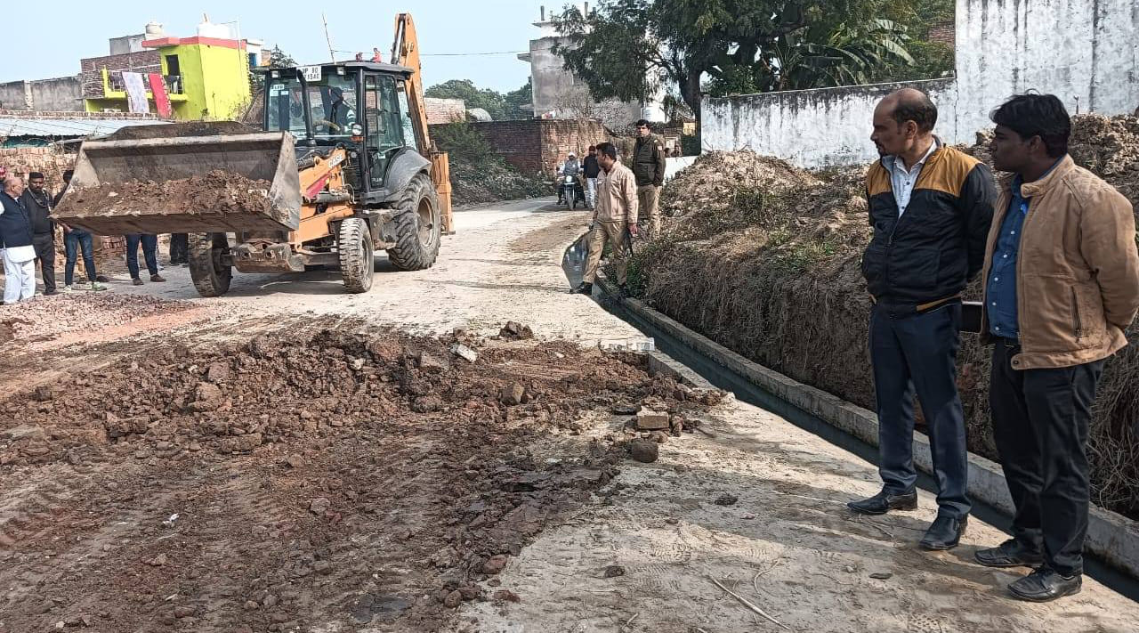 गुंगावली में पुलिस और पीएसी की मौजूदगी में पानी निकासी काे बिछी पाइप लाइन
