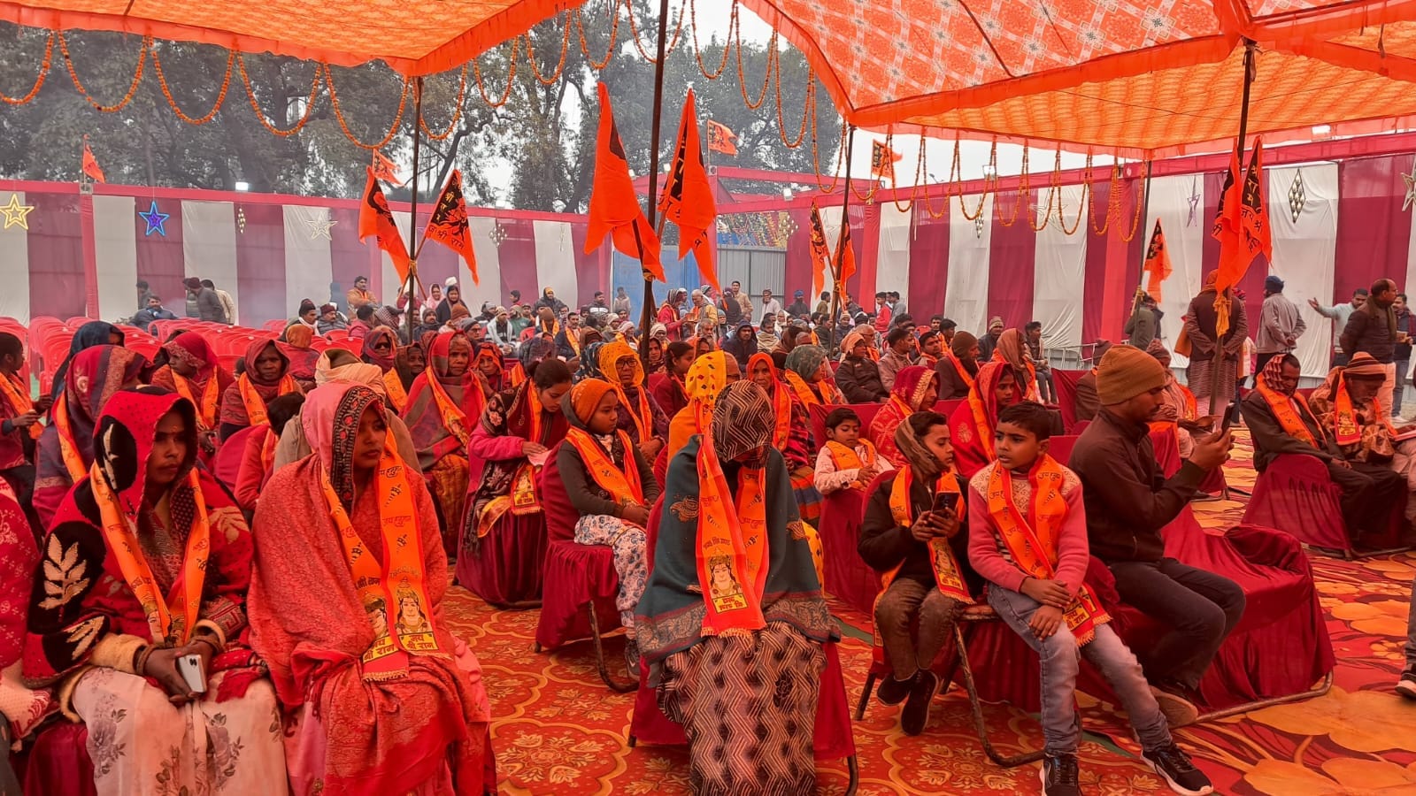 गोला के हिंदू सम्मेलन में मौजूद लोग। संवाद गोला के हिंदू सम्मेलन में मौजूद लोग। संवाद