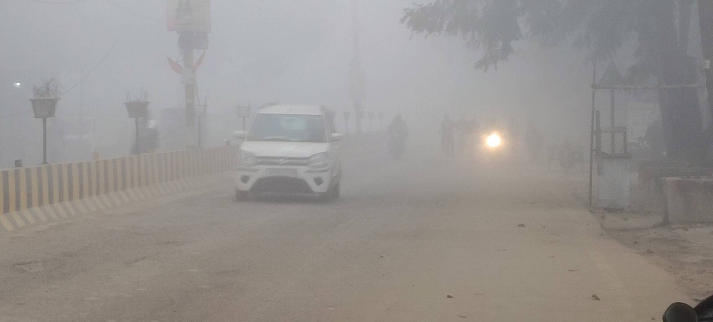 गलन से राहत पाने के लिए अलाव सेंकते लोग-संवाद