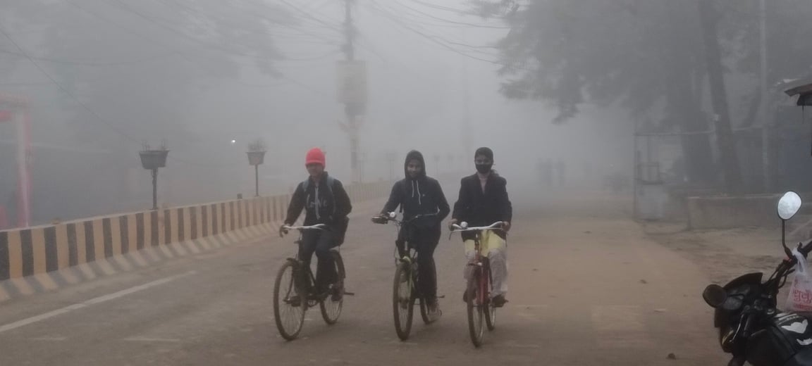 गलन से राहत पाने के लिए अलाव सेंकते लोग-संवाद