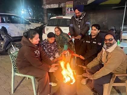 जगाधरी के सिविल अस्पताल में धूप सेंकते लोग। संवाद