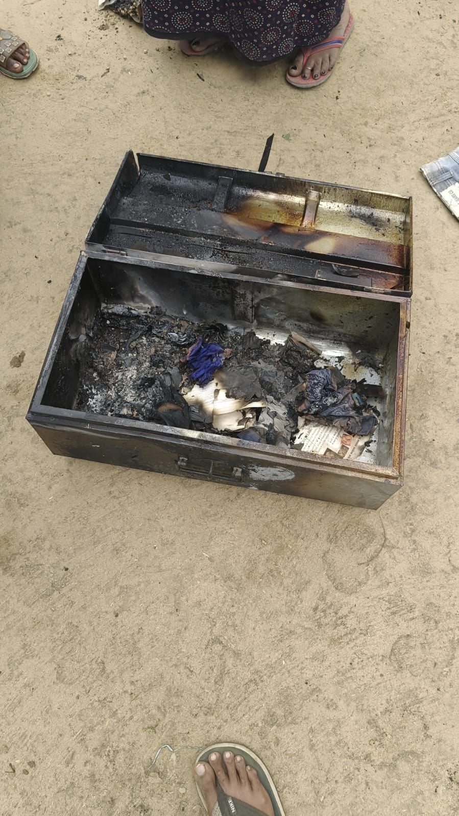 झोपड़ी में ली आग से जला गृहस्थी का सामान। झोपड़ी में ली आग से जला गृहस्थी का सामान।