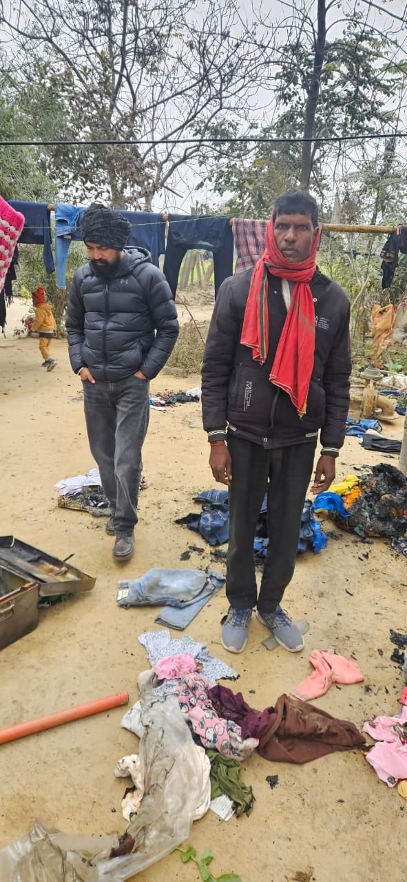 झोपड़ी में ली आग से जला गृहस्थी का सामान। झोपड़ी में ली आग से जला गृहस्थी का सामान।