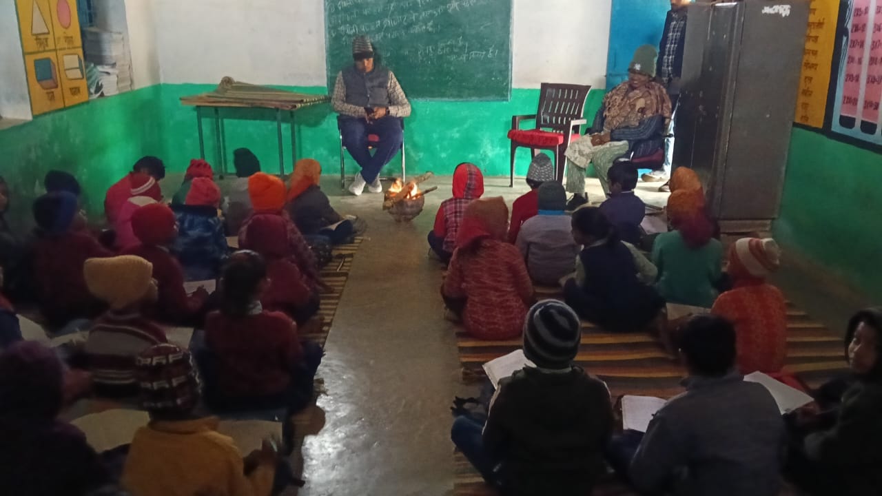 कक्षा में जलता अलाव