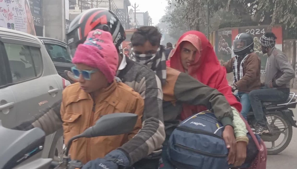 मंगलवार को छाए घने कोहरे के बीच से निकलते लोग। संवाद मंगलवार को छाए घने कोहरे के बीच से निकलते लोग। संवाद