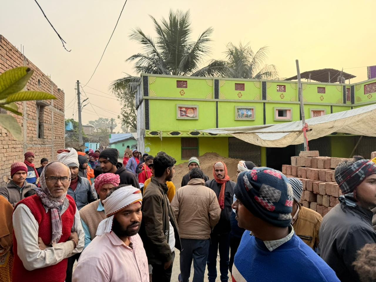 मौके पर पहुंची पुलिस पूरे मामले की जांच में जुटी मौके पर पहुंची पुलिस पूरे मामले की जांच में जुटी