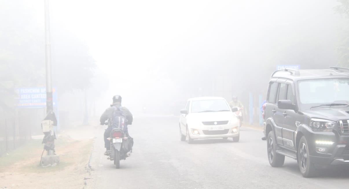 माल रोड स्थित सीडीए ऑफिस के सामने एक चाय की दुकान पर सुबह 11 बजे भयंकर ठंड के चलते आग का सहारा