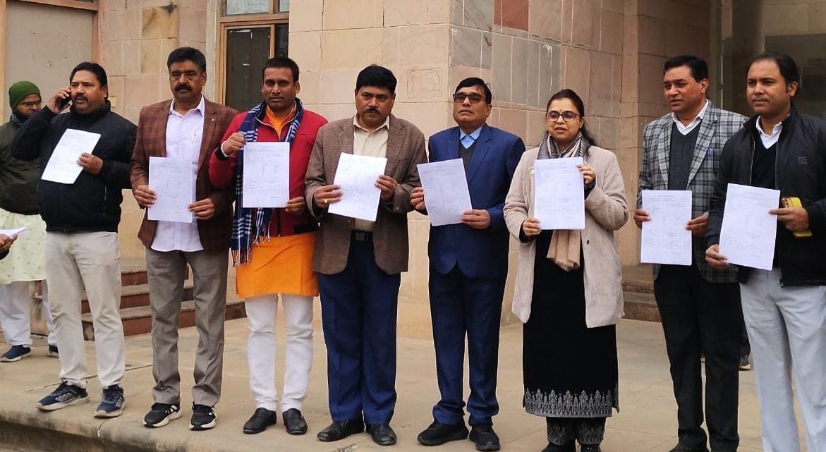 मसाैदा मतदाता सूची के साथ राजनीतिक दलों के प्रतिनिधि। 