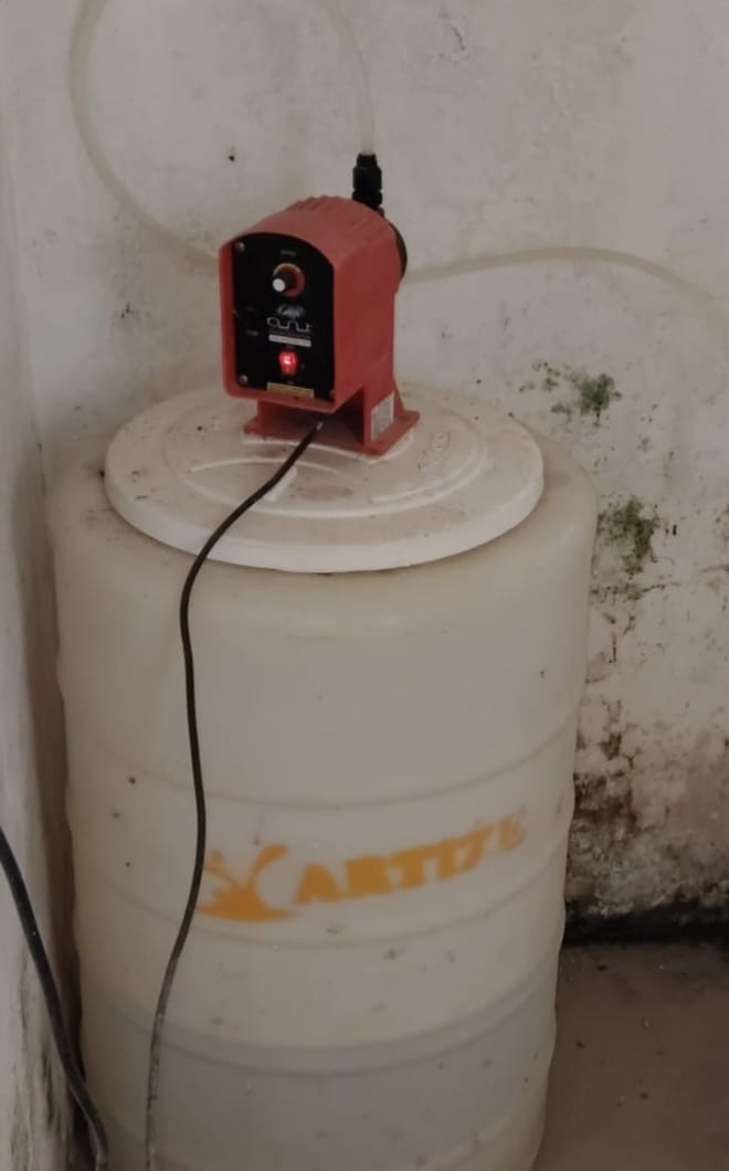 नौरंगाबाद के मुख्य रास्ते पर नगर पालिका के टूटे पाइप में बंधी रबर। संवाद