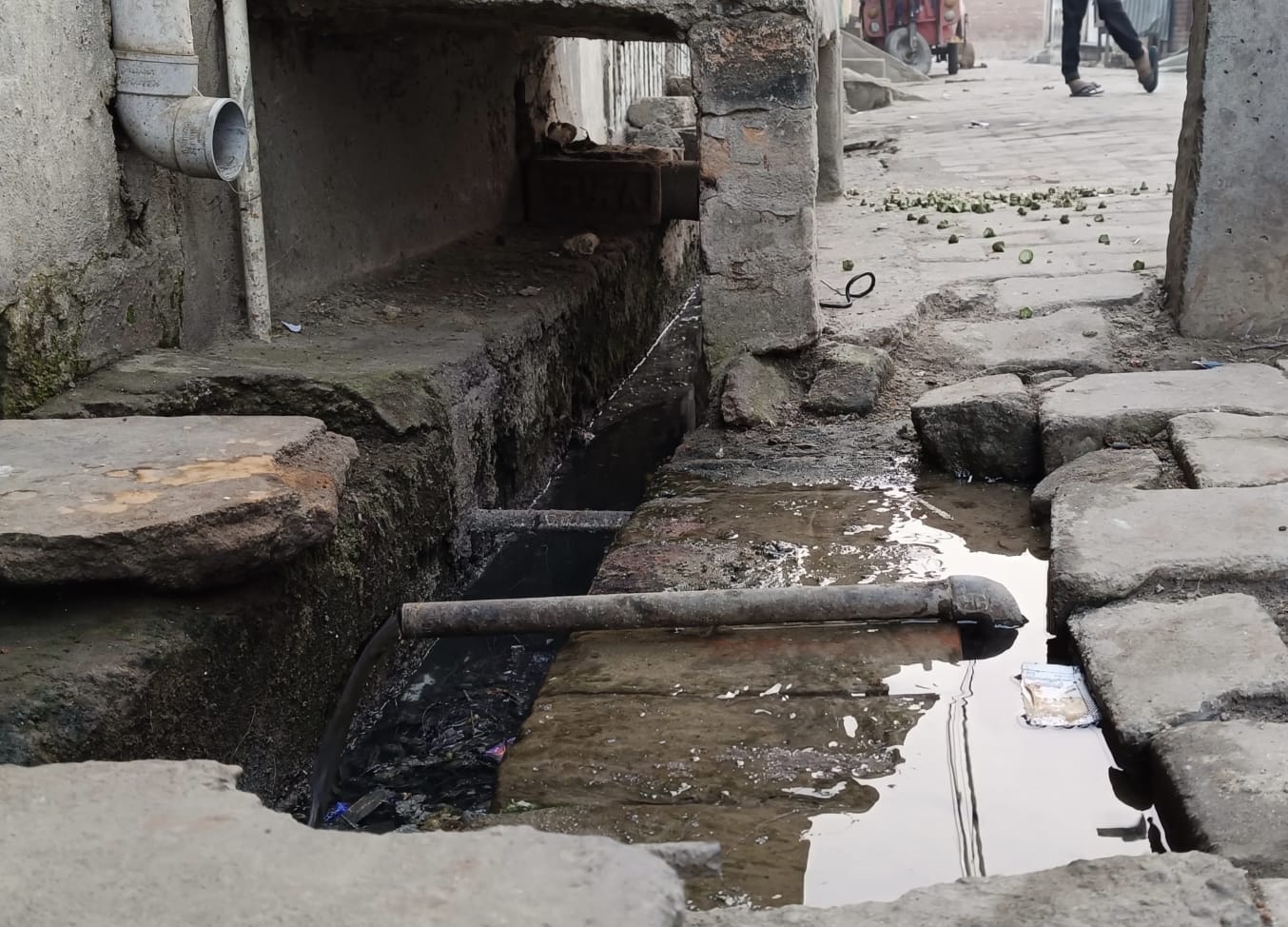 नौरंगाबाद के मुख्य रास्ते पर नगर पालिका के टूटे पाइप में बंधी रबर। संवाद