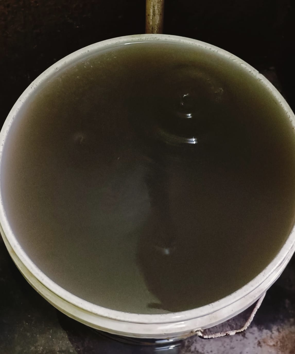 नौरंगाबाद के मुख्य रास्ते पर नगर पालिका के टूटे पाइप में बंधी रबर। संवाद