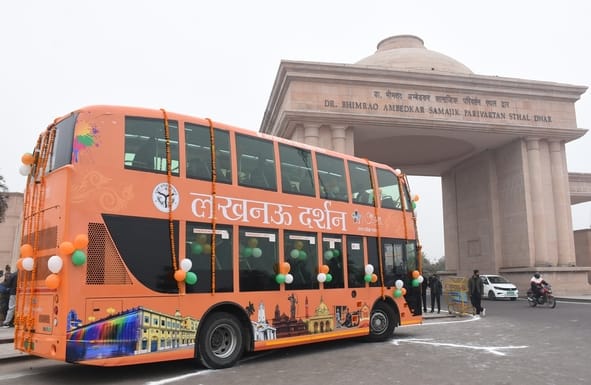 पर्यटन एवं संस्कृति मंत्री ने मंगलवार को 1090 चौराहे से लखनऊ दर्शन इलेक्ट्रिक डबल डेकर बस को हर पर्यटन एवं संस्कृति मंत्री ने मंगलवार को 1090 चौराहे से लखनऊ दर्शन इलेक्ट्रिक डबल डेकर बस को हर