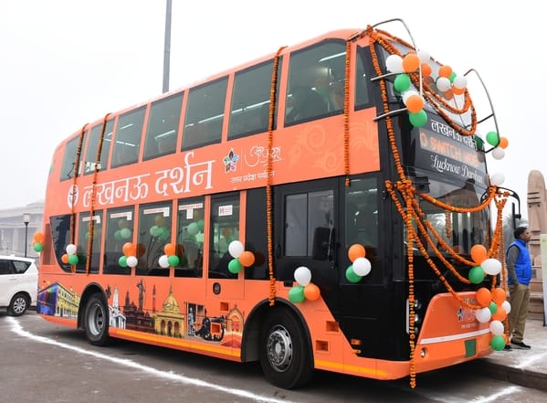 पर्यटन एवं संस्कृति मंत्री ने मंगलवार को 1090 चौराहे से लखनऊ दर्शन इलेक्ट्रिक डबल डेकर बस को हर पर्यटन एवं संस्कृति मंत्री ने मंगलवार को 1090 चौराहे से लखनऊ दर्शन इलेक्ट्रिक डबल डेकर बस को हर