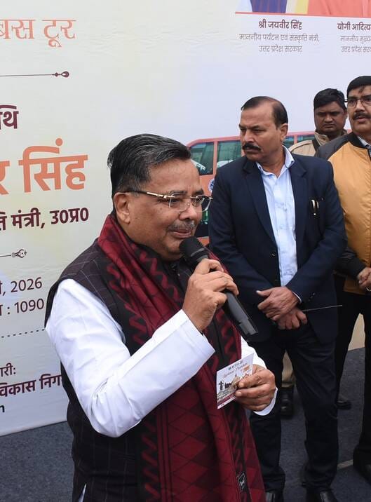 पर्यटन एवं संस्कृति मंत्री ने मंगलवार को 1090 चौराहे से लखनऊ दर्शन इलेक्ट्रिक डबल डेकर बस को हर पर्यटन एवं संस्कृति मंत्री ने मंगलवार को 1090 चौराहे से लखनऊ दर्शन इलेक्ट्रिक डबल डेकर बस को हर