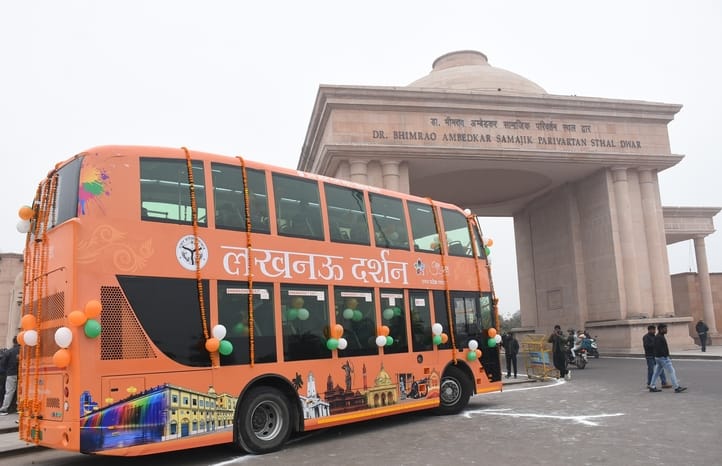 पर्यटन एवं संस्कृति मंत्री ने मंगलवार को 1090 चौराहे से लखनऊ दर्शन इलेक्ट्रिक डबल डेकर बस को हर पर्यटन एवं संस्कृति मंत्री ने मंगलवार को 1090 चौराहे से लखनऊ दर्शन इलेक्ट्रिक डबल डेकर बस को हर