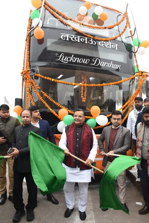 पर्यटन एवं संस्कृति मंत्री ने मंगलवार को 1090 चौराहे से लखनऊ दर्शन इलेक्ट्रिक डबल डेकर बस को हर पर्यटन एवं संस्कृति मंत्री ने मंगलवार को 1090 चौराहे से लखनऊ दर्शन इलेक्ट्रिक डबल डेकर बस को हर