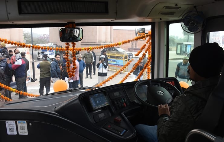 पर्यटन एवं संस्कृति मंत्री ने मंगलवार को 1090 चौराहे से लखनऊ दर्शन इलेक्ट्रिक डबल डेकर बस को हर पर्यटन एवं संस्कृति मंत्री ने मंगलवार को 1090 चौराहे से लखनऊ दर्शन इलेक्ट्रिक डबल डेकर बस को हर