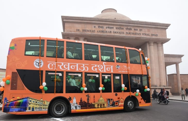 पर्यटन एवं संस्कृति मंत्री ने मंगलवार को 1090 चौराहे से लखनऊ दर्शन इलेक्ट्रिक डबल डेकर बस को हर पर्यटन एवं संस्कृति मंत्री ने मंगलवार को 1090 चौराहे से लखनऊ दर्शन इलेक्ट्रिक डबल डेकर बस को हर