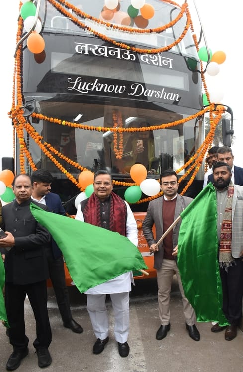 पर्यटन एवं संस्कृति मंत्री ने मंगलवार को 1090 चौराहे से लखनऊ दर्शन इलेक्ट्रिक डबल डेकर बस को हर पर्यटन एवं संस्कृति मंत्री ने मंगलवार को 1090 चौराहे से लखनऊ दर्शन इलेक्ट्रिक डबल डेकर बस को हर