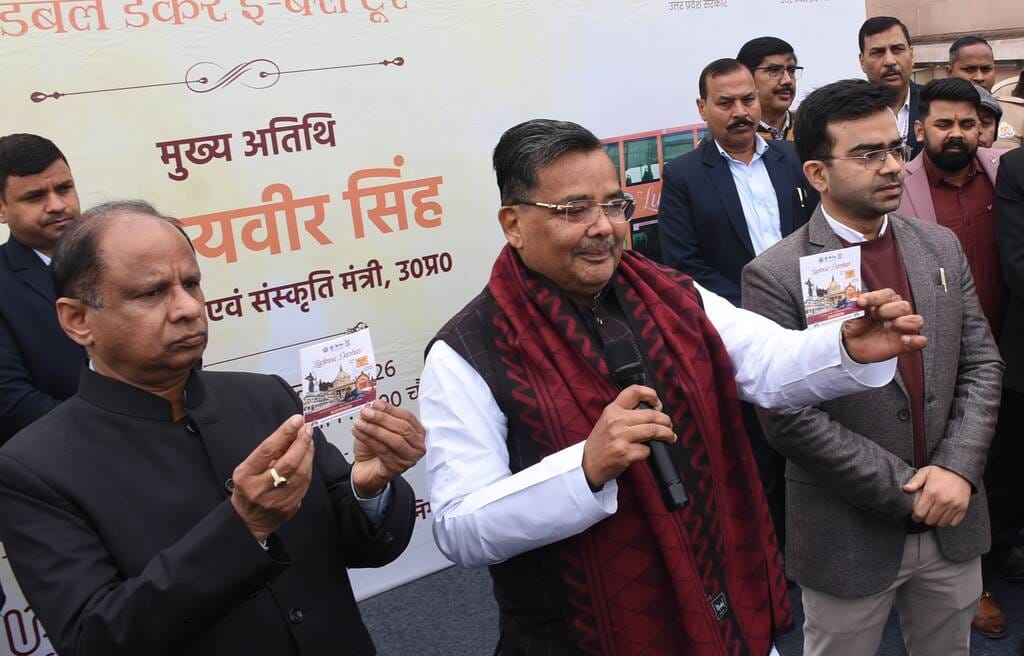 पर्यटन एवं संस्कृति मंत्री ने मंगलवार को 1090 चौराहे से लखनऊ दर्शन इलेक्ट्रिक डबल डेकर बस को हर पर्यटन एवं संस्कृति मंत्री ने मंगलवार को 1090 चौराहे से लखनऊ दर्शन इलेक्ट्रिक डबल डेकर बस को हर