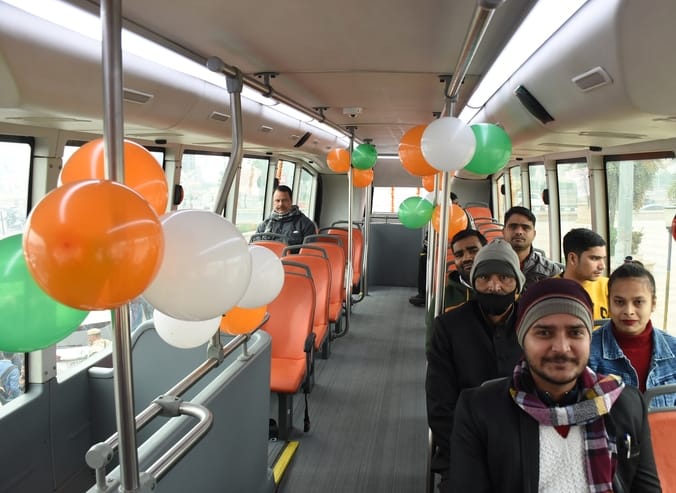 पर्यटन एवं संस्कृति मंत्री ने मंगलवार को 1090 चौराहे से लखनऊ दर्शन इलेक्ट्रिक डबल डेकर बस को हर पर्यटन एवं संस्कृति मंत्री ने मंगलवार को 1090 चौराहे से लखनऊ दर्शन इलेक्ट्रिक डबल डेकर बस को हर
