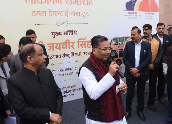 पर्यटन एवं संस्कृति मंत्री ने मंगलवार को 1090 चौराहे से लखनऊ दर्शन इलेक्ट्रिक डबल डेकर बस को हर पर्यटन एवं संस्कृति मंत्री ने मंगलवार को 1090 चौराहे से लखनऊ दर्शन इलेक्ट्रिक डबल डेकर बस को हर