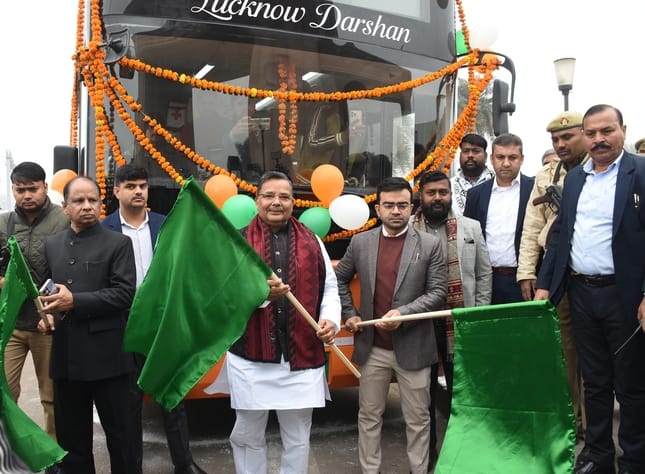 पर्यटन एवं संस्कृति मंत्री ने मंगलवार को 1090 चौराहे से लखनऊ दर्शन इलेक्ट्रिक डबल डेकर बस को हर पर्यटन एवं संस्कृति मंत्री ने मंगलवार को 1090 चौराहे से लखनऊ दर्शन इलेक्ट्रिक डबल डेकर बस को हर