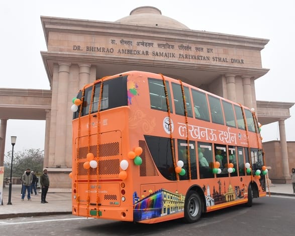 पर्यटन एवं संस्कृति मंत्री ने मंगलवार को 1090 चौराहे से लखनऊ दर्शन इलेक्ट्रिक डबल डेकर बस को हर पर्यटन एवं संस्कृति मंत्री ने मंगलवार को 1090 चौराहे से लखनऊ दर्शन इलेक्ट्रिक डबल डेकर बस को हर