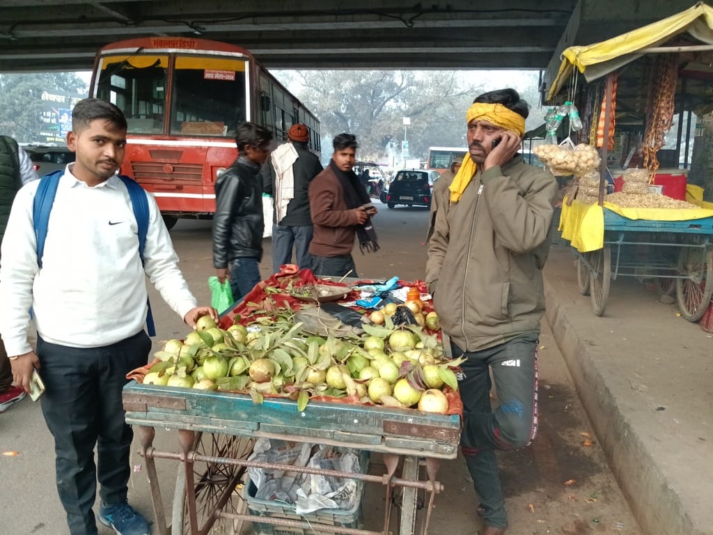 सैनी बजार में मंगलवार को खेले में रखकर गन्ना बेचता कारोबारी: संवाद सैनी बजार में मंगलवार को खेले में रखकर गन्ना बेचता कारोबारी: संवाद