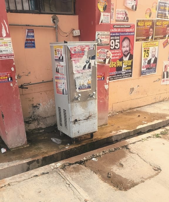 सरोजनीनगर तहसील परिसर में फैली गंदगी। सरोजनीनगर तहसील परिसर में फैली गंदगी।