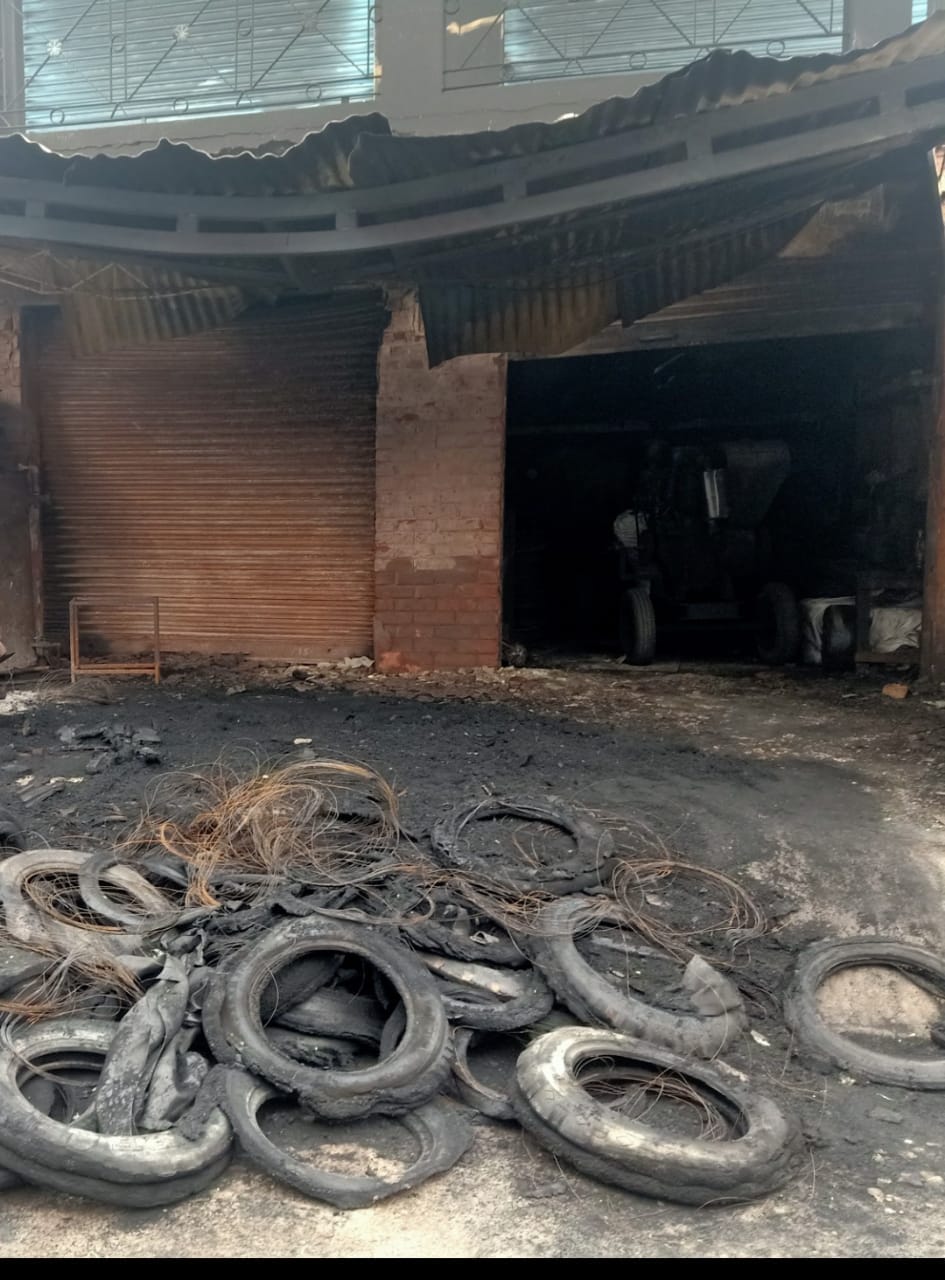 शामली की टायर मार्केट में दुकानों में लगी आग। दुकानदार