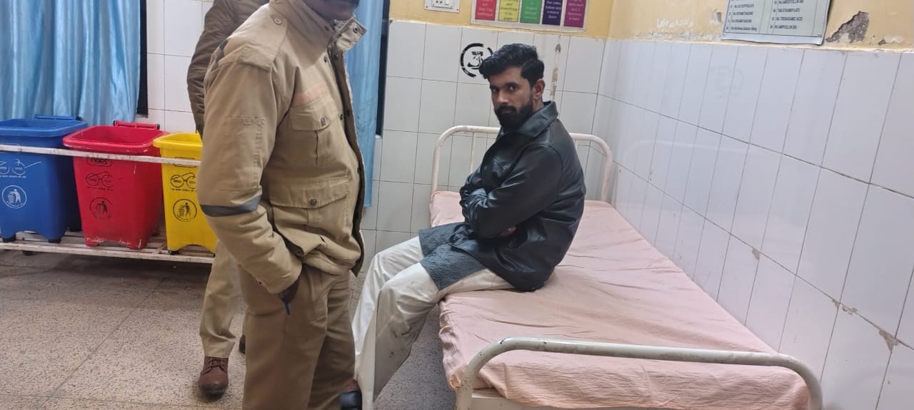 तिलहर थाना क्षेत्र के कचियानी खेड़ा मंदिर के सामने रोडवेज बस से टकराई तौकीर रजा के बेटे फरमान क