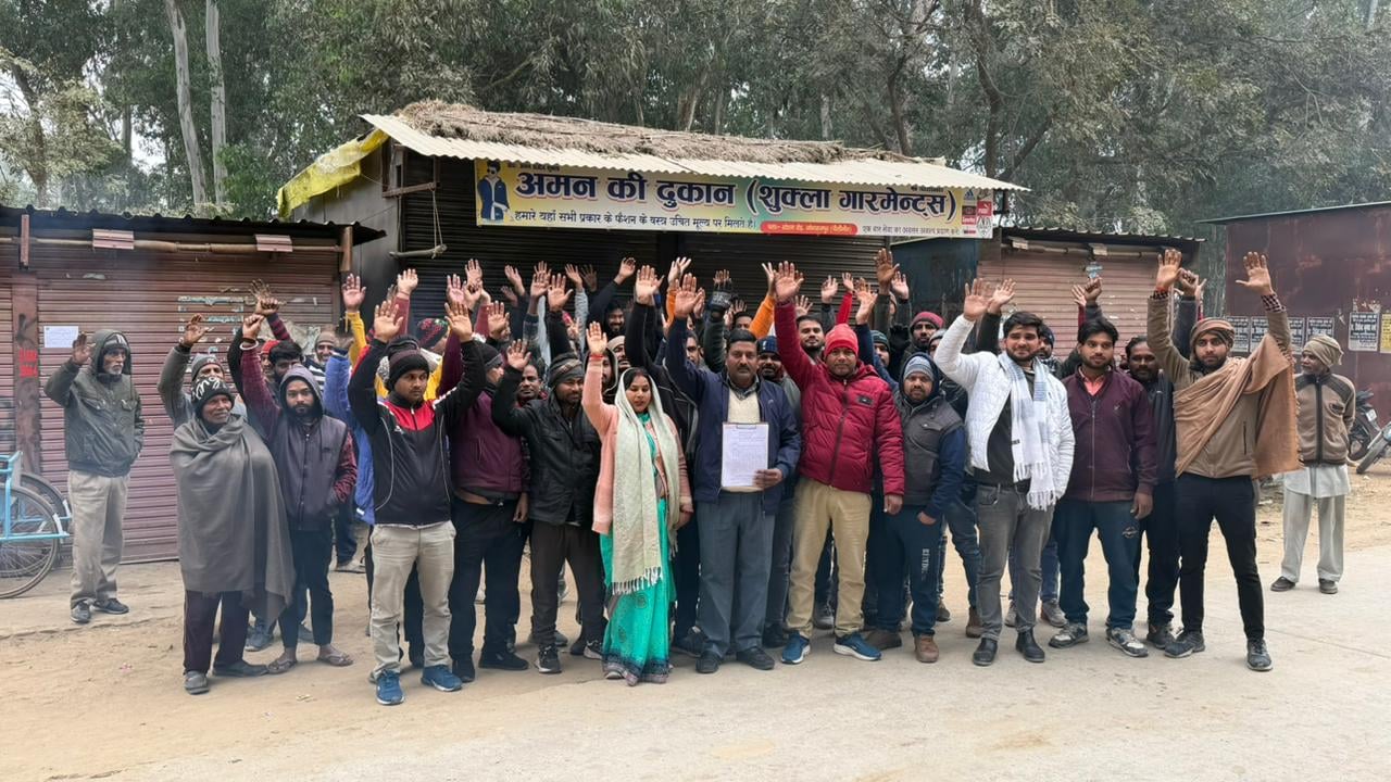 दुकान हटाने की चेतावनी के विरोध में जोगराजपुर में बंद दुकानें-संवाद