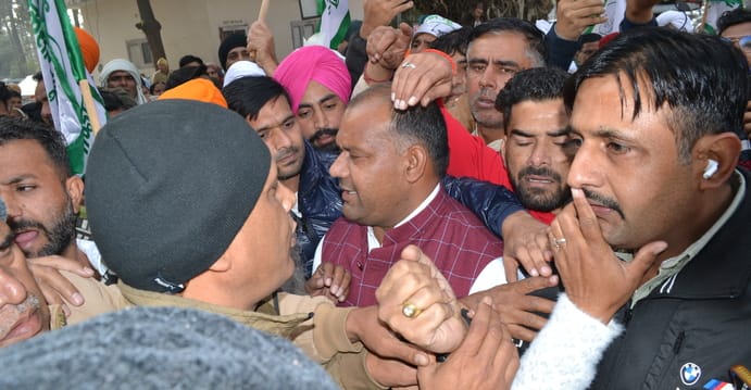 धान घोटाले के विरोध में गरजे किसान, पुलिस से बहस धान घोटाले के विरोध में गरजे किसान, पुलिस से बहस