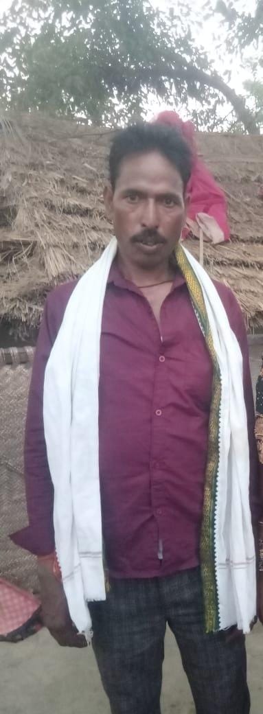 उसहैत थाना क्षेत्र में हुए सड़क हादसे में घायल को अस्पताल पहुंचाती पुलिस। स्रोत-ग्रामीण