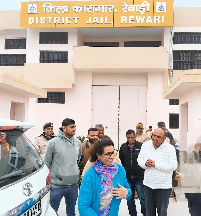 वन स्टॉप सेंटर का निरीक्षण करतीं हरियाणा राज्य महिला आयोग की चेयरपर्सन रेणु भाटिया। संवाद