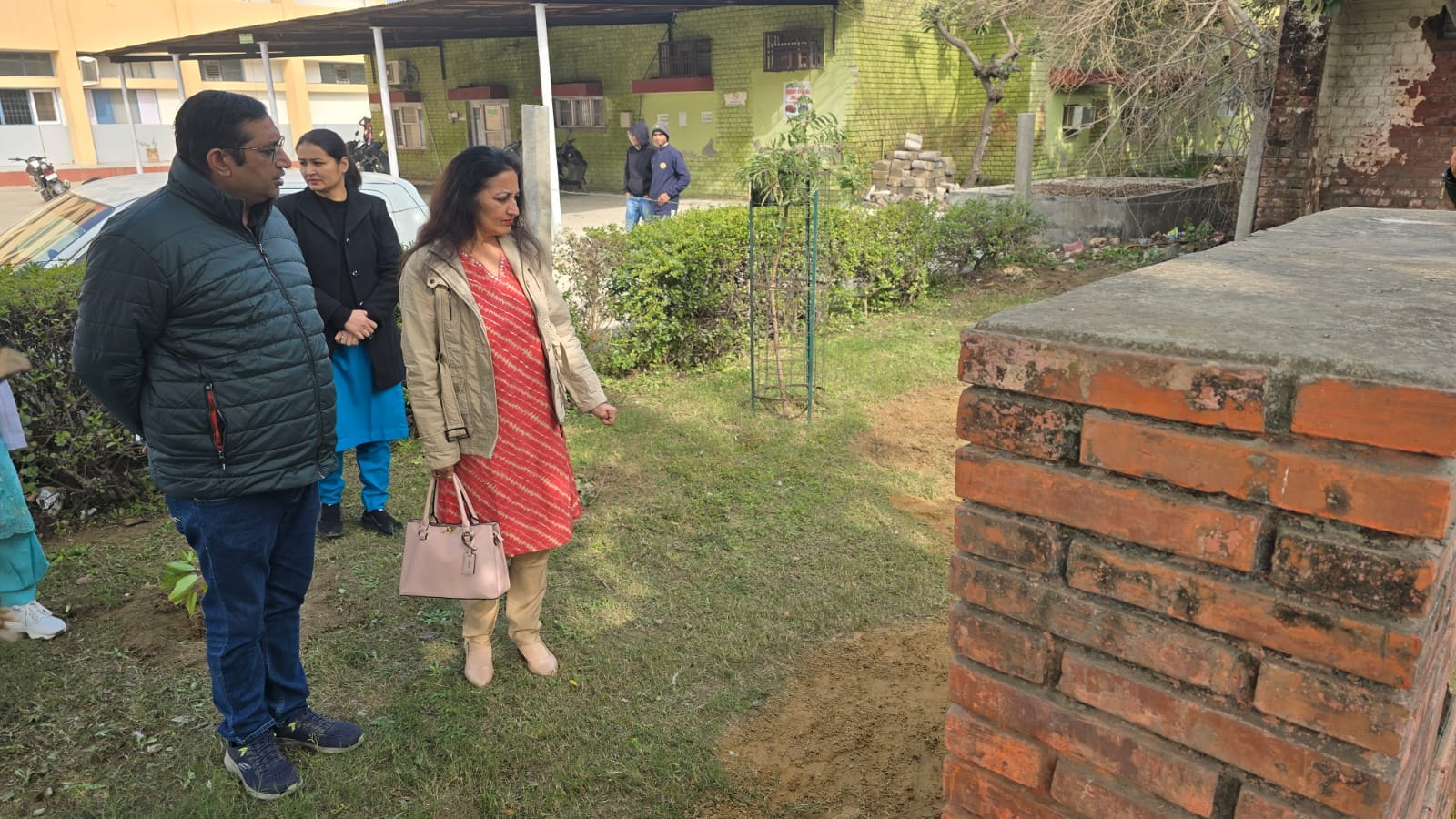 07jjrp16- सिविल अस्पताल का निरीक्षण करते कायाकल्प टीम के सदस्य। संवाद