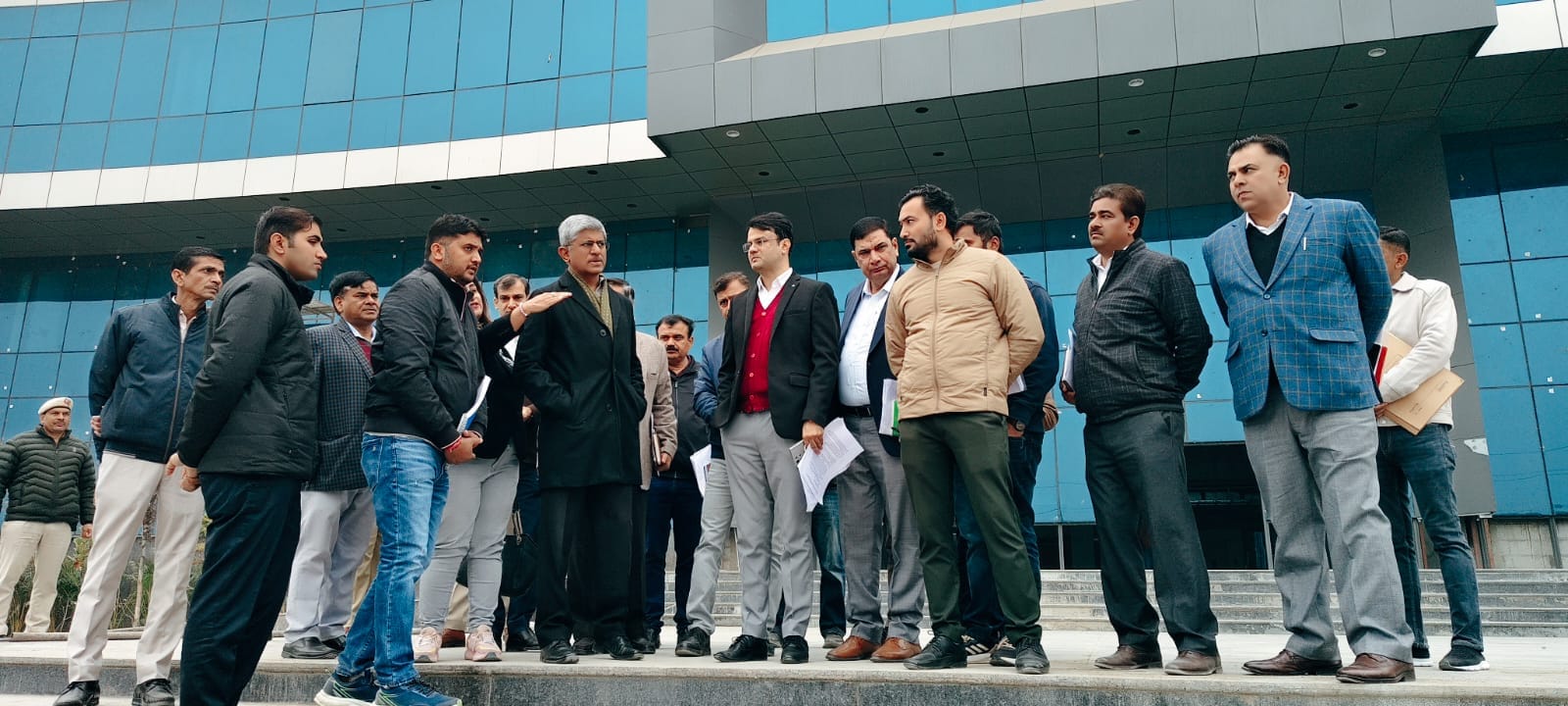 अंबाला छावनी में पहुंचे एचपीएचसी चेयरमैन आलोक मित्तल बैंक स्क्वेयर का निरीक्षण करते हुए। संवाद अंबाला छावनी में पहुंचे एचपीएचसी चेयरमैन आलोक मित्तल बैंक स्क्वेयर का निरीक्षण करते हुए। संवाद