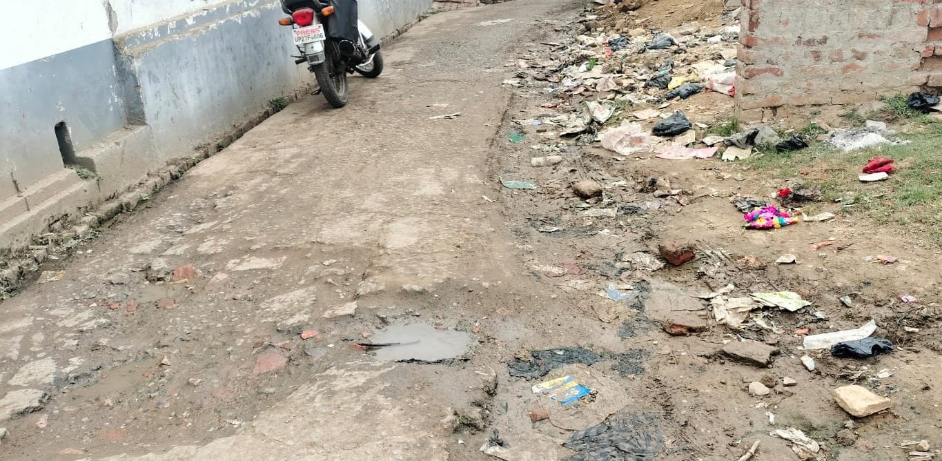 अंटा चौराहा के पास पाइप लाइन लीकेज से बह रह सड़क पर पानी। संवाद अंटा चौराहा के पास पाइप लाइन लीकेज से बह रह सड़क पर पानी। संवाद