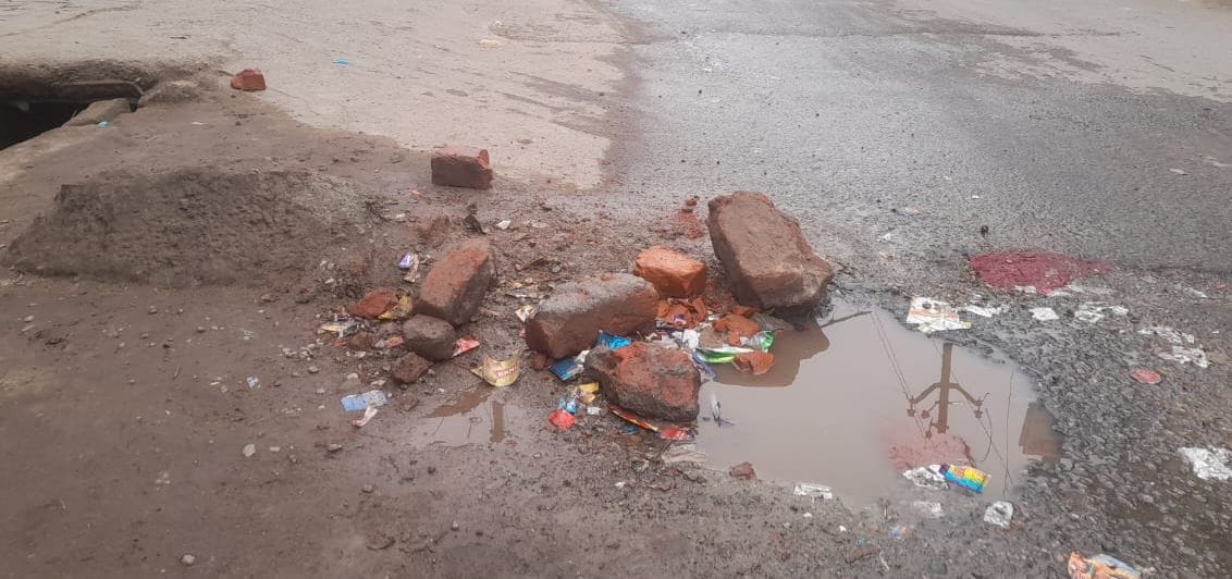 अंटा चौराहा के पास पाइप लाइन लीकेज से बह रह सड़क पर पानी। संवाद अंटा चौराहा के पास पाइप लाइन लीकेज से बह रह सड़क पर पानी। संवाद