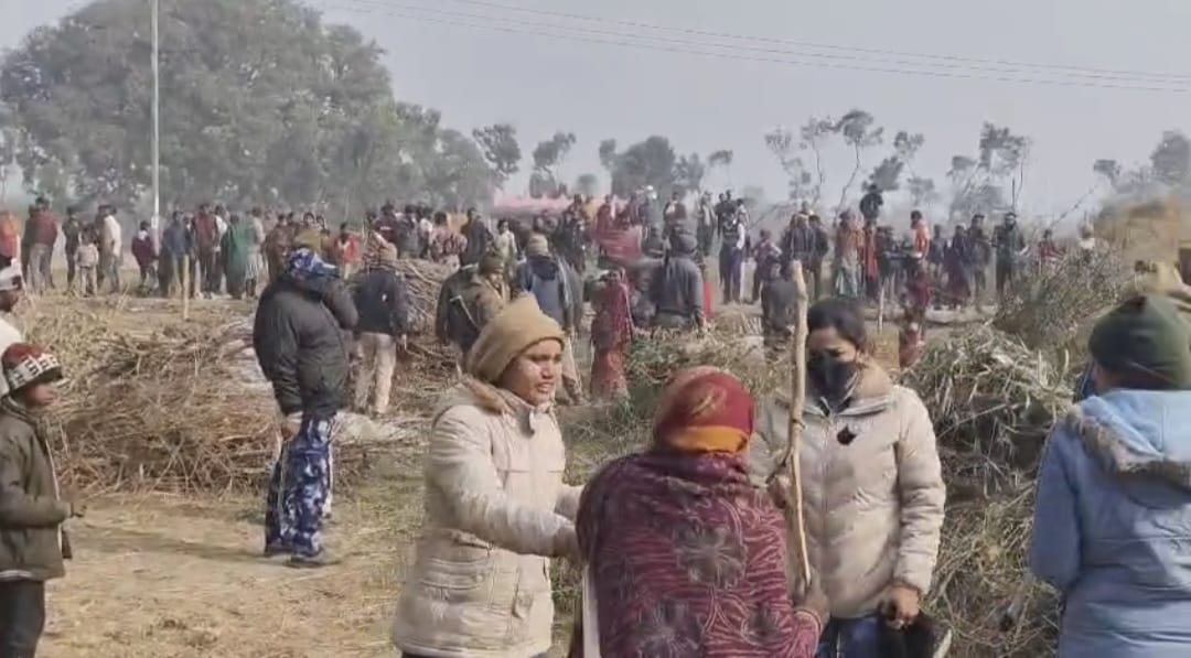 अतिक्रमण हटाने के दौरान जुटी ग्रामीणों की भीड़