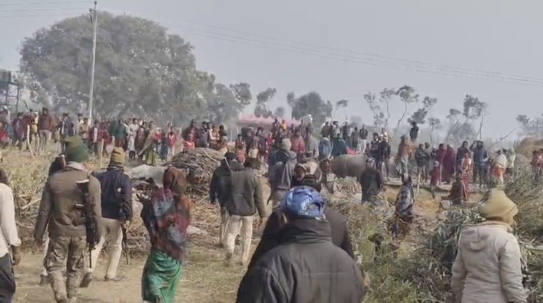 अतिक्रमण हटाने के दौरान जुटी ग्रामीणों की भीड़