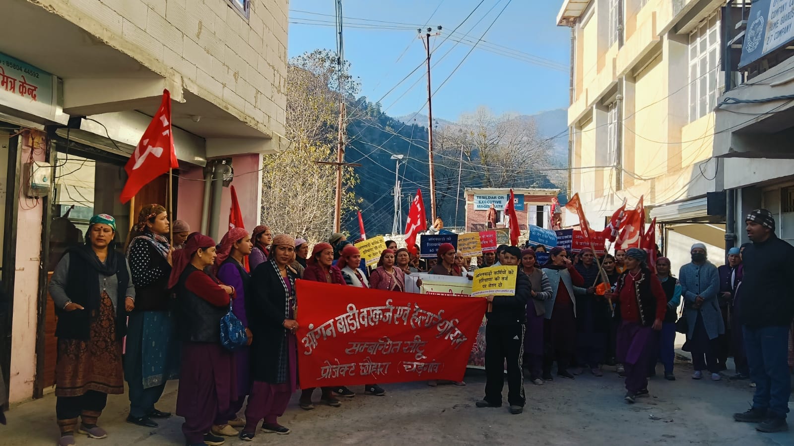 चिड़गांव में विरोध प्रर्दशन के बाद ज्ञापन सौंपते आंगनबाड़ी कार्यकर्ता। संवाद चिड़गांव में विरोध प्रर्दशन के बाद ज्ञापन सौंपते आंगनबाड़ी कार्यकर्ता। संवाद
