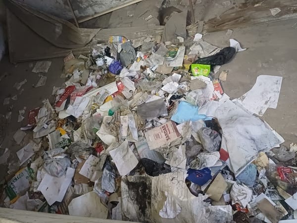 छावनी के उपमंडल भवन में बेसमेंट में लगा गंदगी का अंबार। संवाद छावनी के उपमंडल भवन में बेसमेंट में लगा गंदगी का अंबार। संवाद