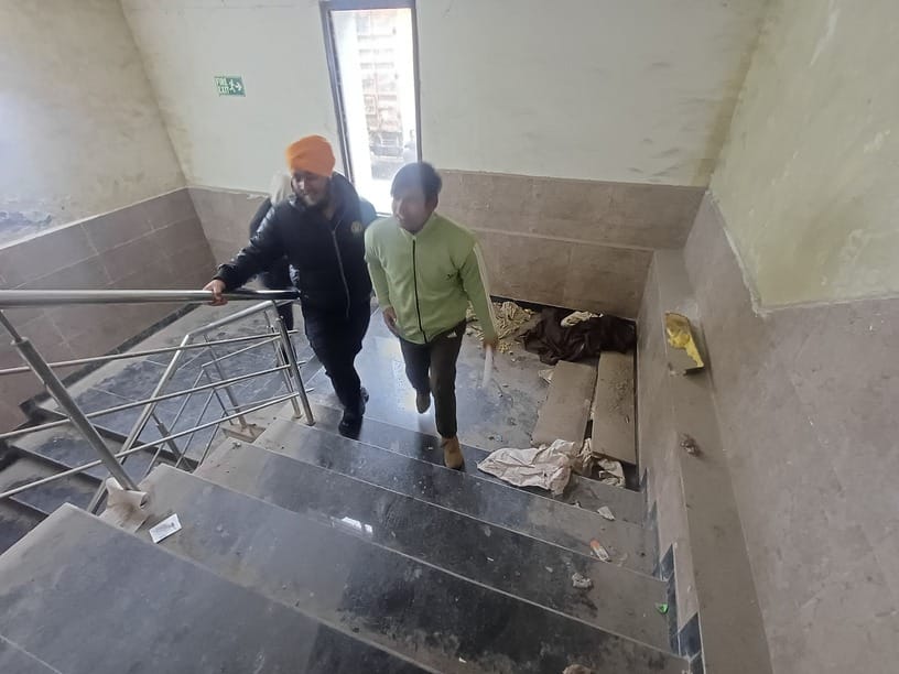 छावनी के उपमंडल भवन में बेसमेंट में लगा गंदगी का अंबार। संवाद छावनी के उपमंडल भवन में बेसमेंट में लगा गंदगी का अंबार। संवाद