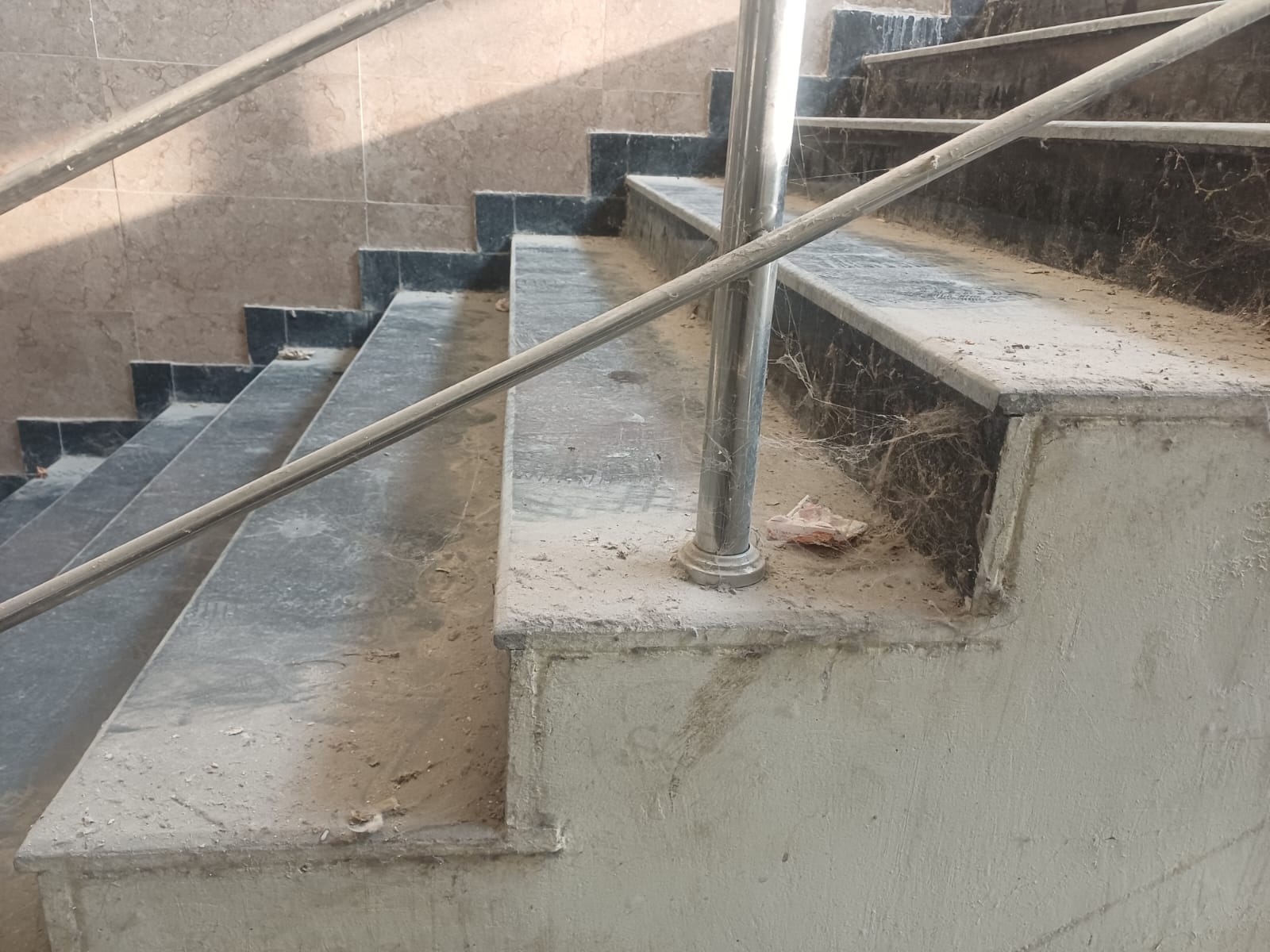 छावनी के उपमंडल भवन में बेसमेंट में लगा गंदगी का अंबार। संवाद छावनी के उपमंडल भवन में बेसमेंट में लगा गंदगी का अंबार। संवाद